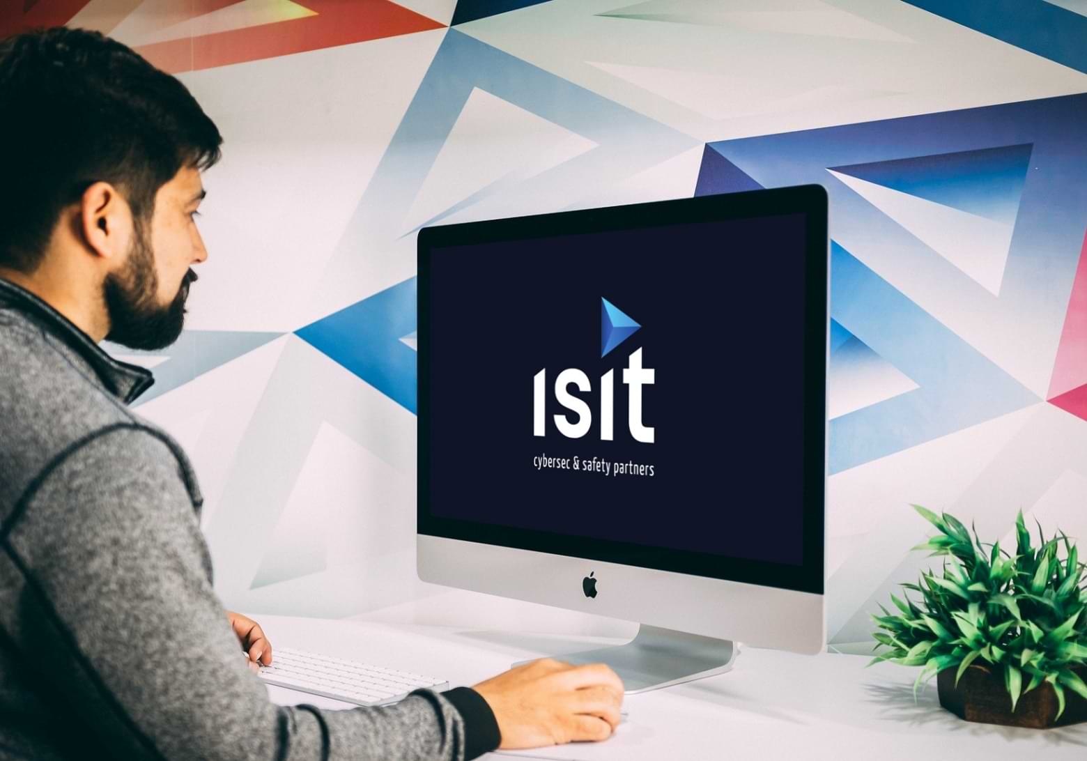 Branding, baseline & identité de marque ISIT, expert en cybersécurité & robotique